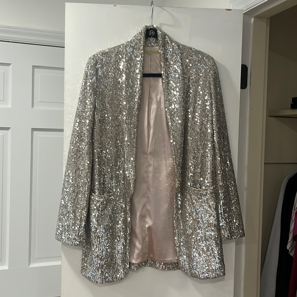 Beautiful Gianni Bini sparkle jacket with pockets.